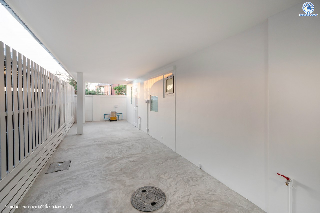 บ้านมือสองตกแต่งใหม่ โครงการ พฤกษ์ลดา พุทธสาคร หลังมุม เนื้อที่ 64 ตร.ว. ฟังก์ชัน 3 ห้องนอน 2 ห้องน้ำ 2 ที่จอดรถ สภาพแวดล้อมโครงการร่มรื่น บนทำเลเดินทางสะดวก ติดถนนพุทธสาคร เชื่อมต่อถนนเพชรเกษม ถนนพุทธมณฑลสาย4 ถนนบรมราชชนนี ใกล้รถไฟฟ้าสายสีน้ำเงิน "สถานีหลักสอง"